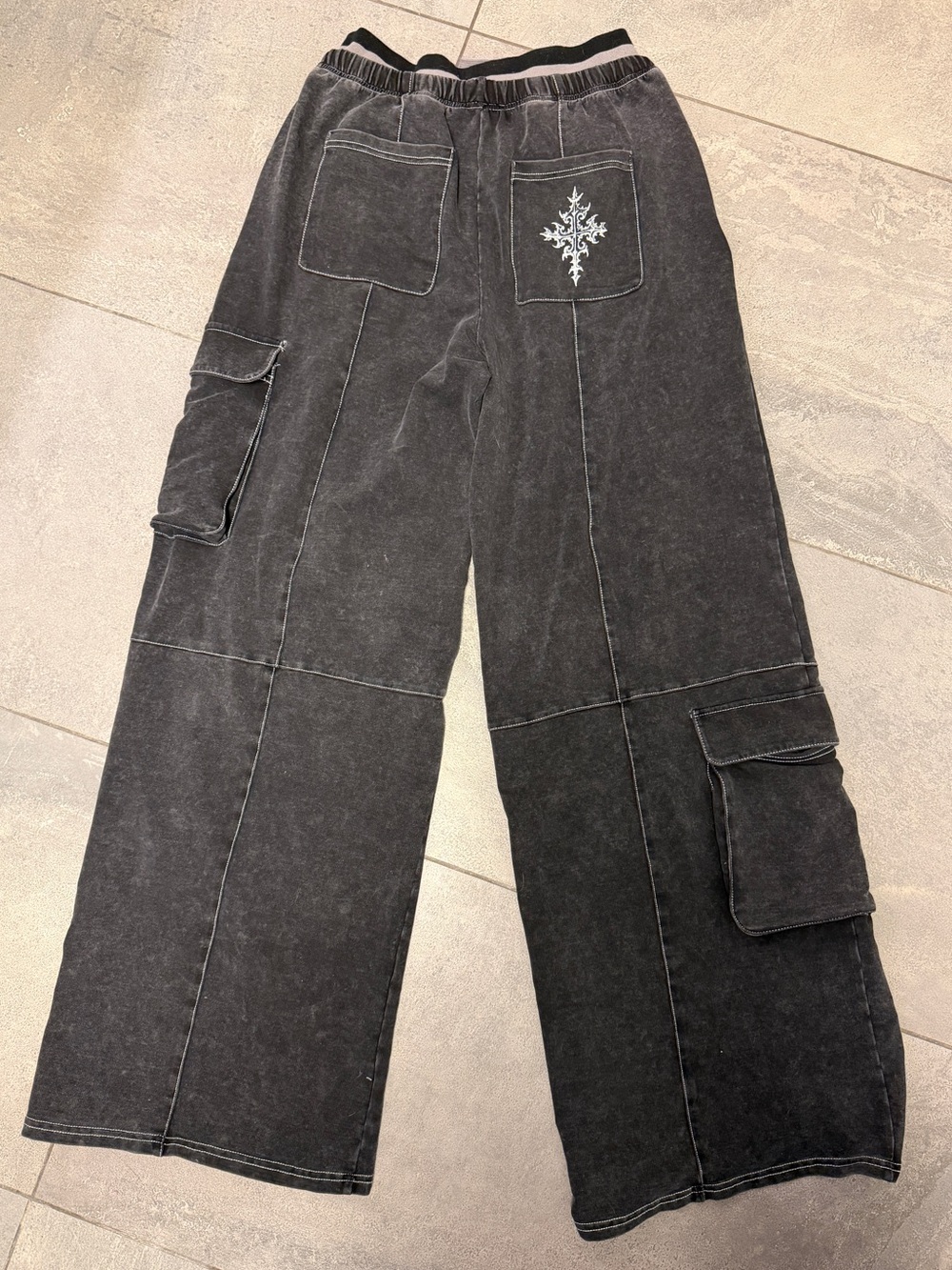 Hot Topic Grey Gothic Cross Cargo Wide Leg Sweatpants Baggy Double Waistband S - Picture 9 of 10